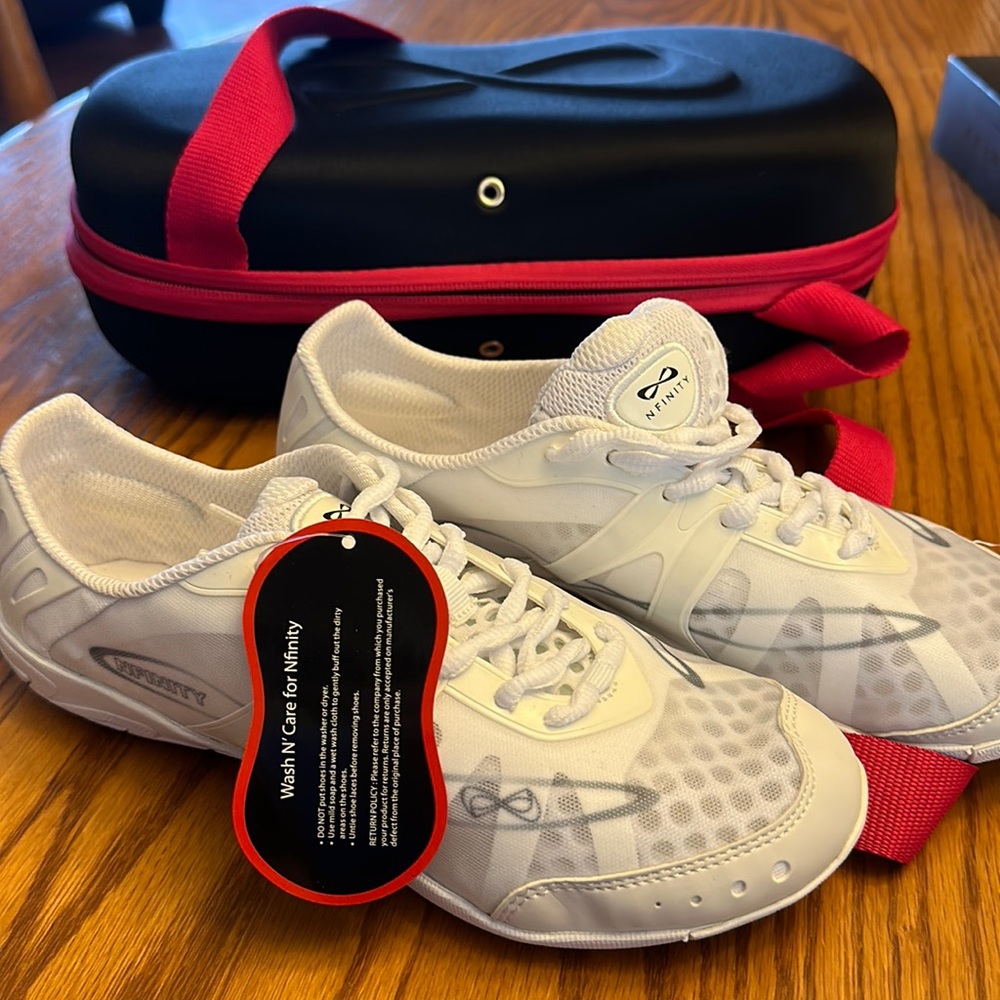 NFINITY VENGEANCE SIZE 8.. white BRAND NEW, Never worn!!!!
